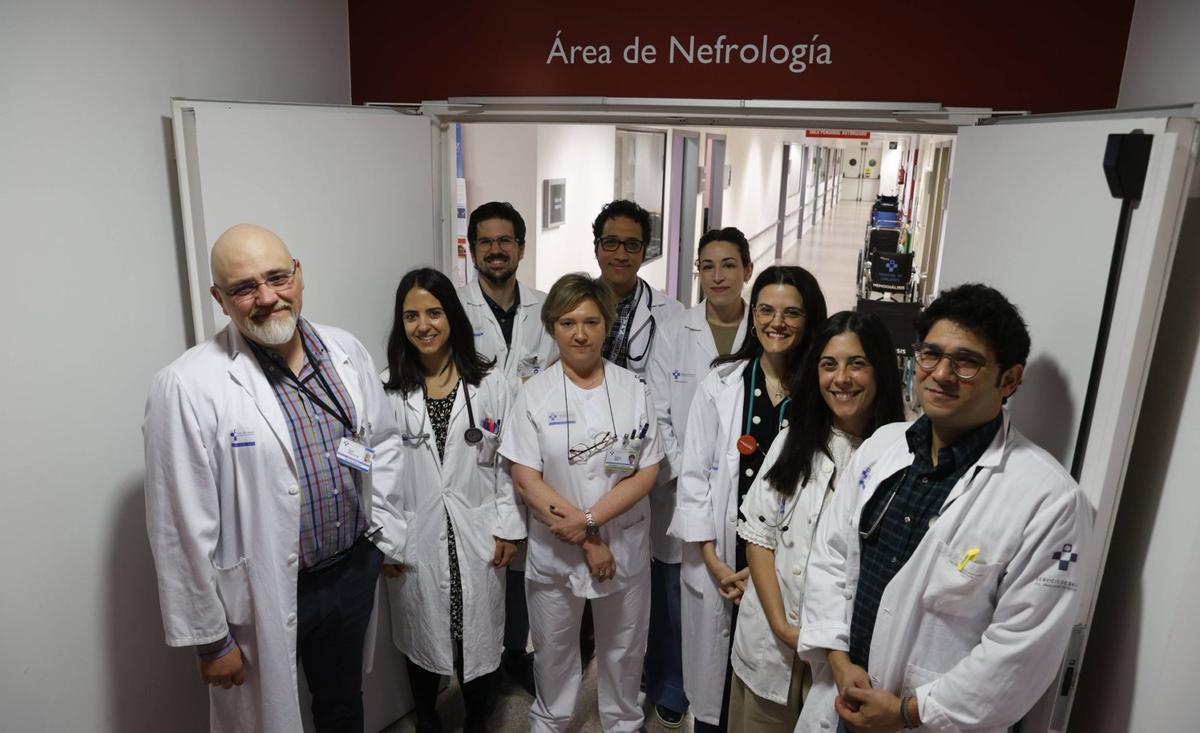 Por la izquierda, Alfonso Pobes, Carmen Merino, Pedro Barrera, Montserrat de Pablos, Óscar Durón, Cristina Sango, Anna Gallardo, Cris López y Rami Ghais, en el área de Nefrología del Hospital Universitario de Cabueñes. | ÁNGEL GONZÁLEZ