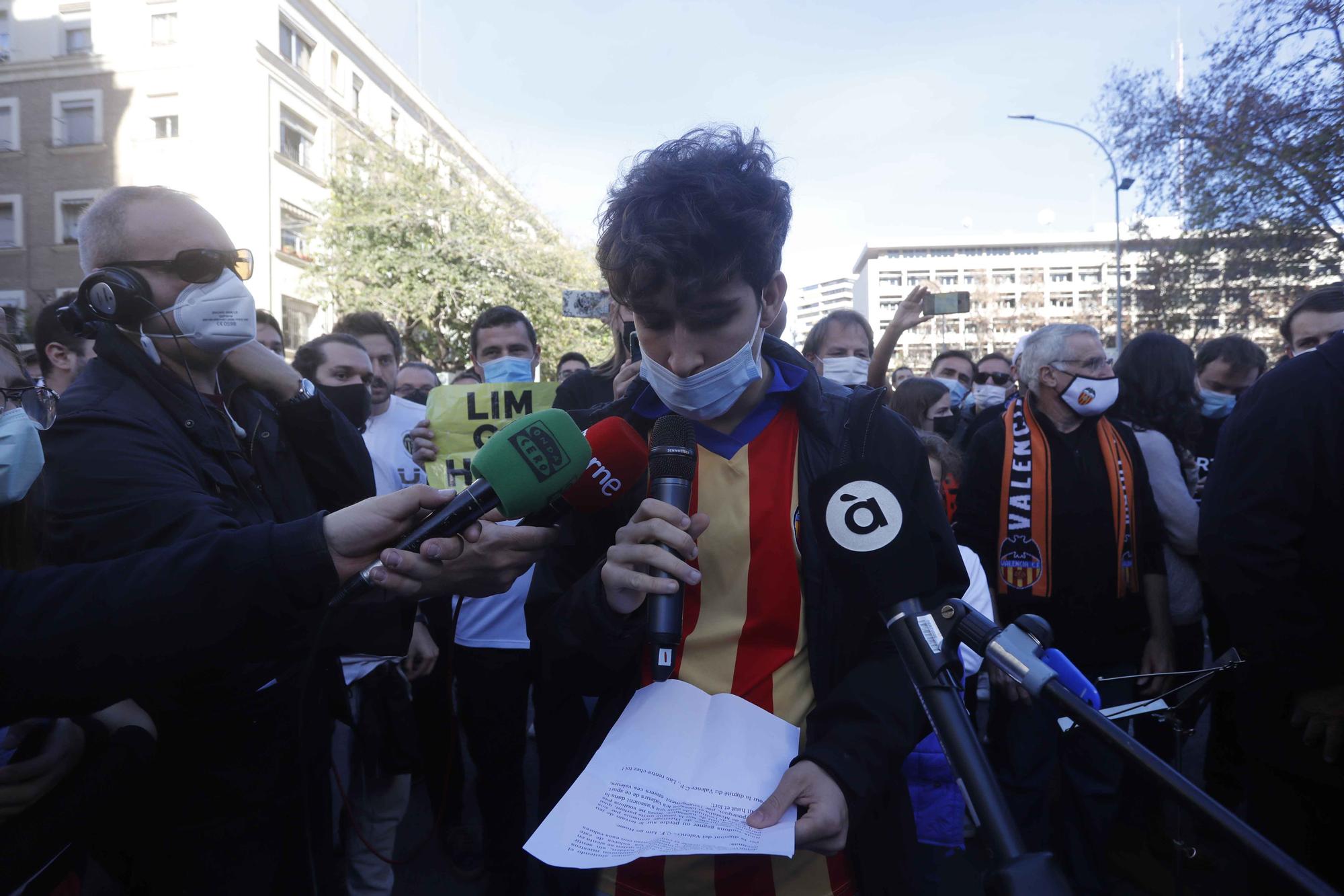 Manifestación contra Peter Lim