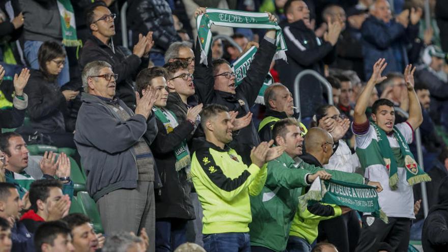 Aficionados del Elche, durante el último partido en el Martínez Valero frente a Osasuna