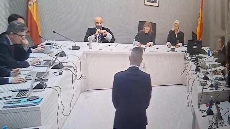 Esperando a Cosidó en un concurso de preguntas y respuestas con el inspector Gonzalo Fraga de protagonista