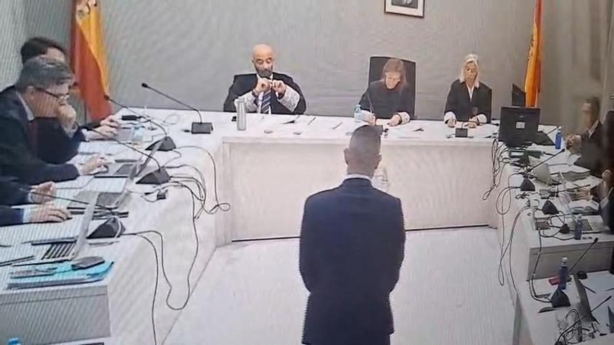 Esperando a Cosidó en un concurso de preguntas y respuestas con el inspector Gonzalo Fraga de protagonista