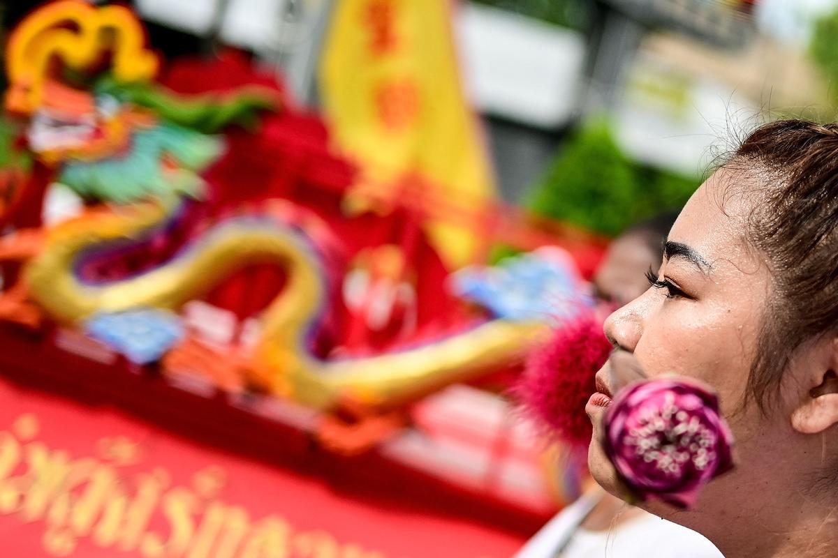 Piercings extremos para limpiar el alma en el Festival Vegetariano de Phuket