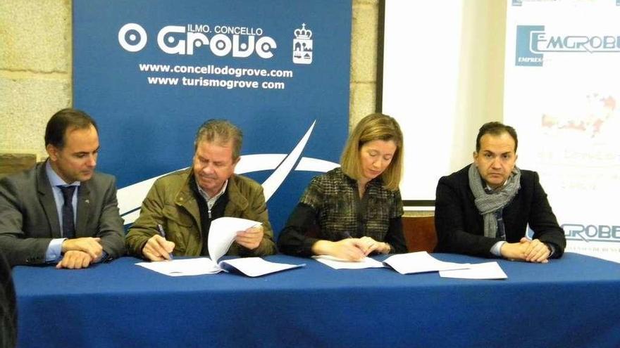 La firma del acuerdo de colaboración, ayer, en O Grove. // FdV