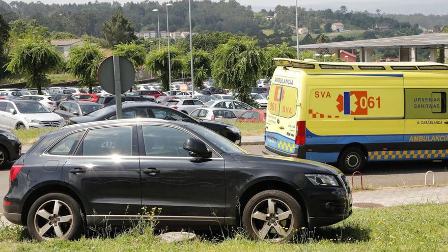 Coches mal aparcados en el entorno del Hospital Clínico de Santiago de Compostela