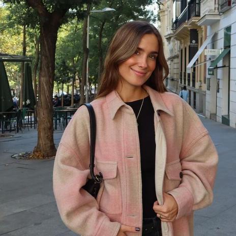 María Pombo tiene la chaqueta que eleva hasta el look más sencillo y es perfecta para un brunch con amigas