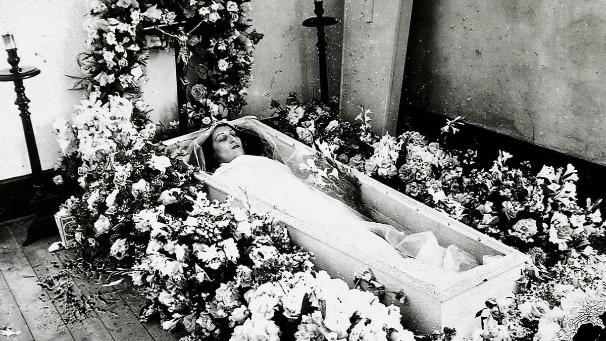 Fotografía de una mujer en su ataúd realizada por Pacheco en 1930.