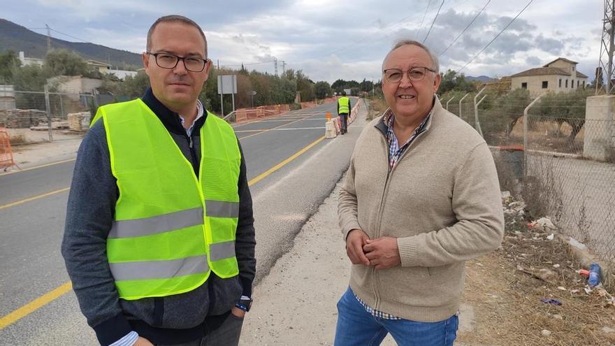 Alhaurín el Grande construye una nueva acera en la carretera que va al campo municipal de fútbol