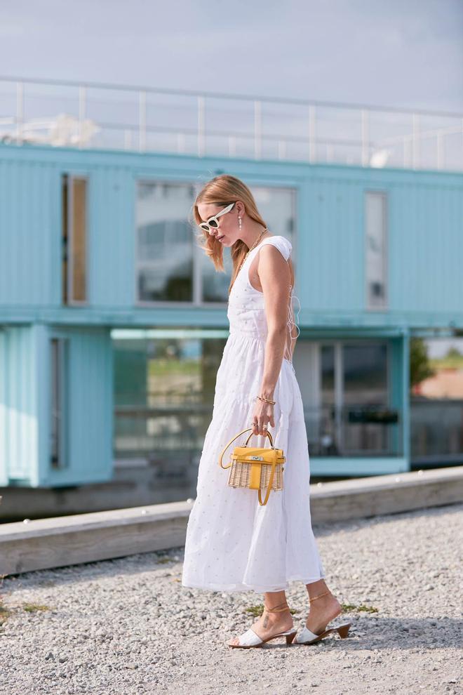 Los bolsos de materiales naturales son tendencia cada verano en el 'street style'