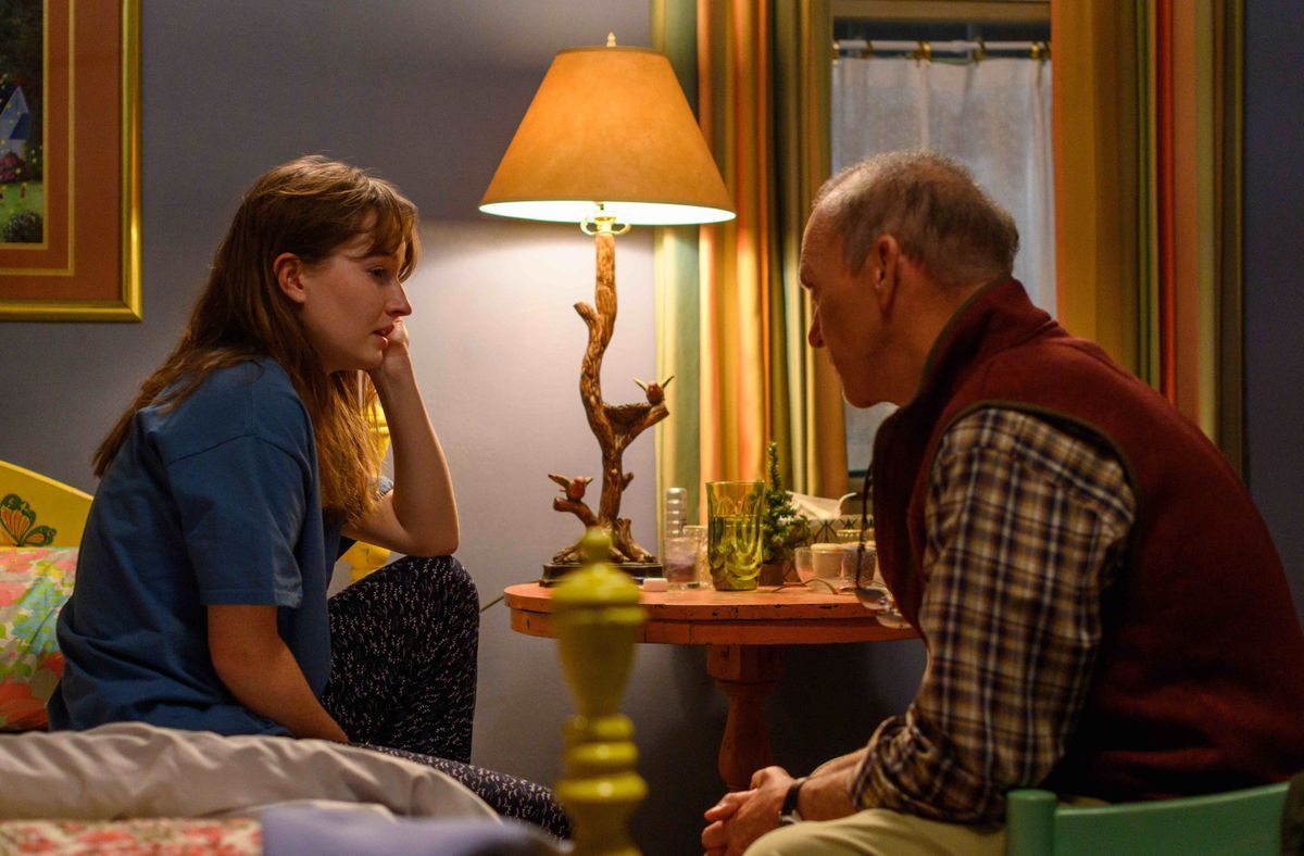 Kaitlyn Dever y Michael Keaton en una imagen de ’Dopesick: Historia de una adicción’.