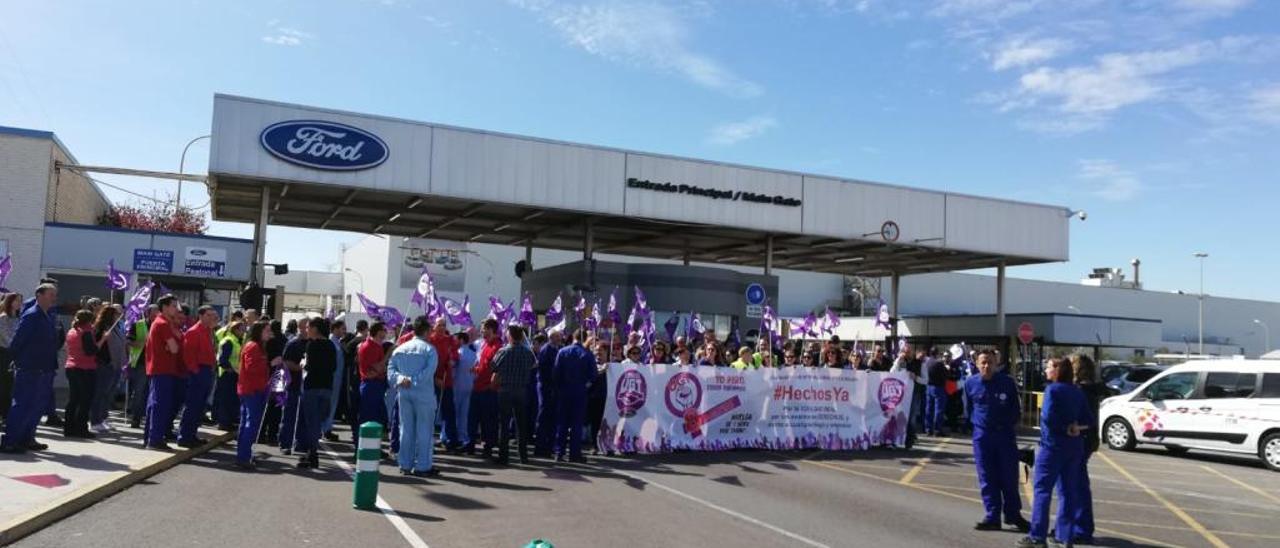 Protesta sindical a las puertas de Ford Almussafes, ayer.