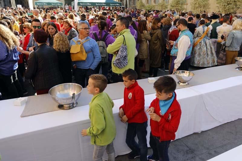 La Diputació de València recibe a las comisiones falleras