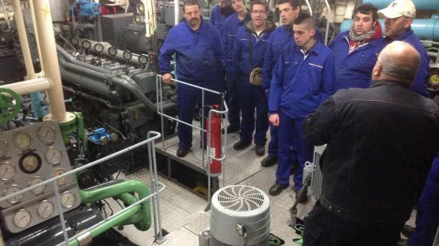 Los alumnos del curso de electricidad e hidráulica a bordo del buque Cornide de Saavedra. // Faro