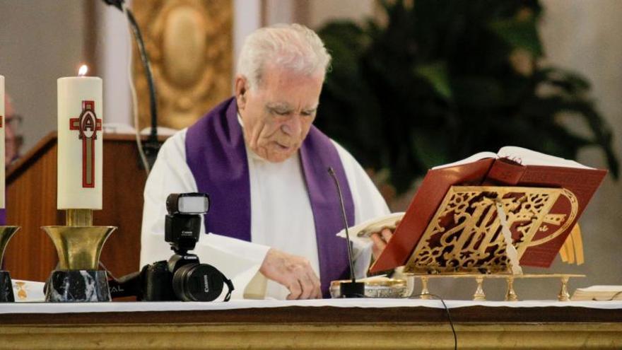 El cura de la iglesia de San Bartolomé oficiando una misa