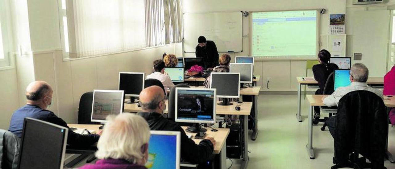 El aula de informática del centro de adultos de Zamora, en el antiguo matadero.