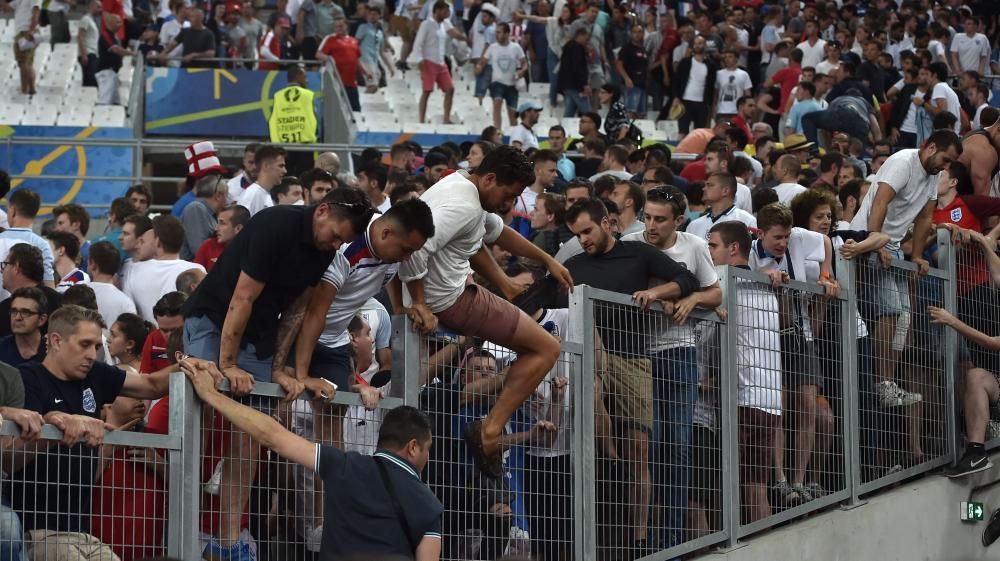 Peleas entre hinchas rusos e ingleses en el Velodrome