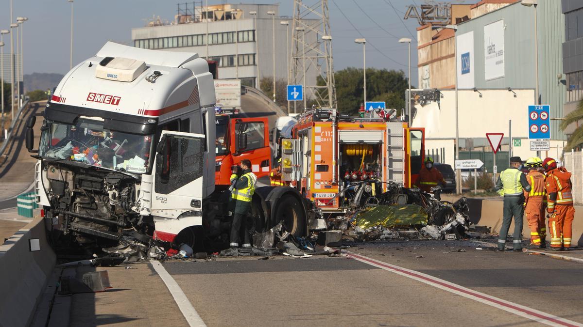 Accidente mortal entre un camión y un coche en la V21 por el Puerto de Sagunto. Imagen de archivo.