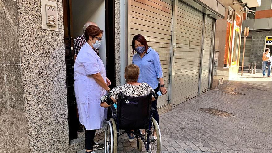 Carmen Luz Vargas junto a una usuaria y una trabajadora del SAD, en una imagen de archivo. | | AYUNTAMIENTO DE LAS PALMAS DE GRAN CANARIA