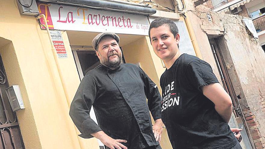 Marta Vidal Barcons (a la fotografia, a la dreta, amb el seu soci)  va obrir el restaurant La Taverneta, situat al carrer  Major de Manresa, a finals del 2019, poc temps abans que es declarés l’estat d’alarma i el confinament per la pandèmia. Abans d’aquest bar, n’havien tingut un altre amb el seu soci.