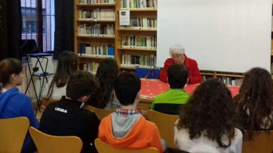 Inés Illán, ayer, en la biblioteca del Pérez de Ayala.