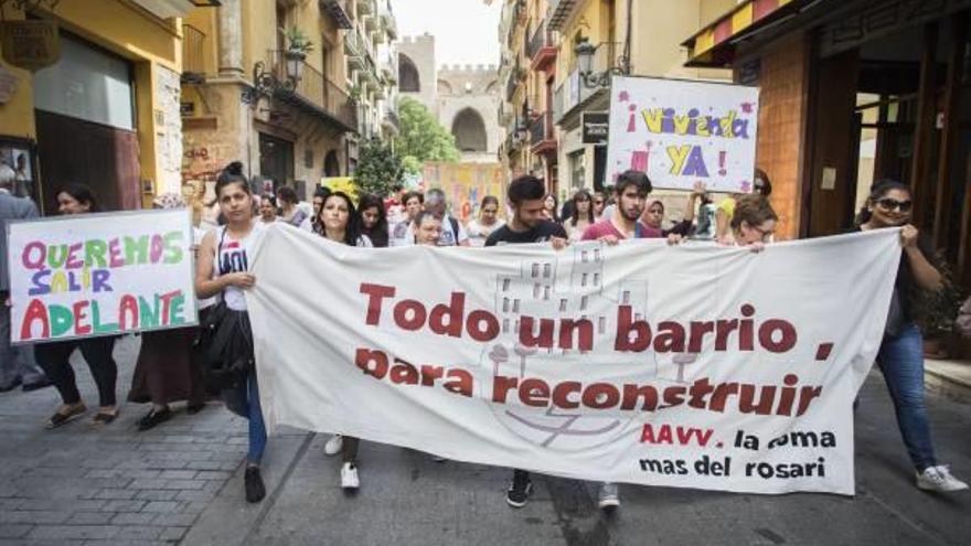 Los manifestantes recorrieton las calles Serranos, Cavallers y Navellos hasta las Corts.