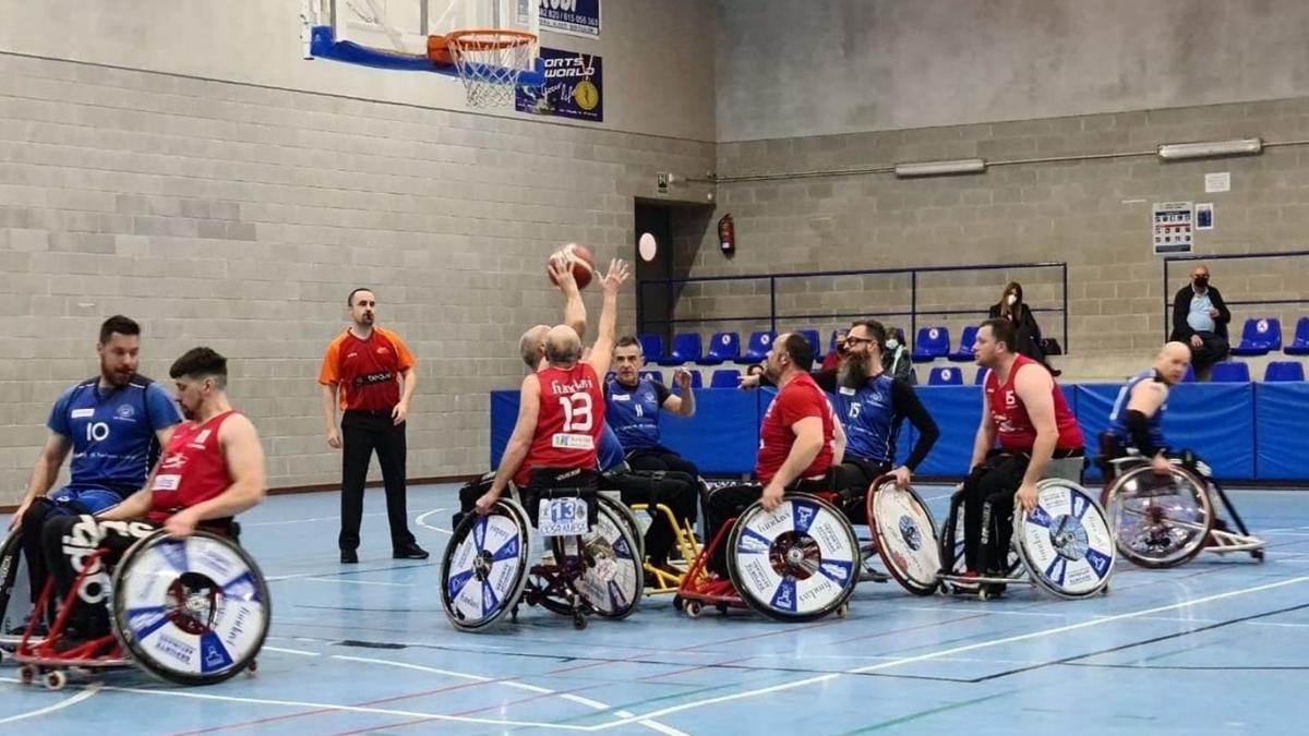 El jugador pitiuso de baloncesto adaptado, a la derecha de la imagen, en su debut oficial en Liga.  | J.M.SÁNCHEZ