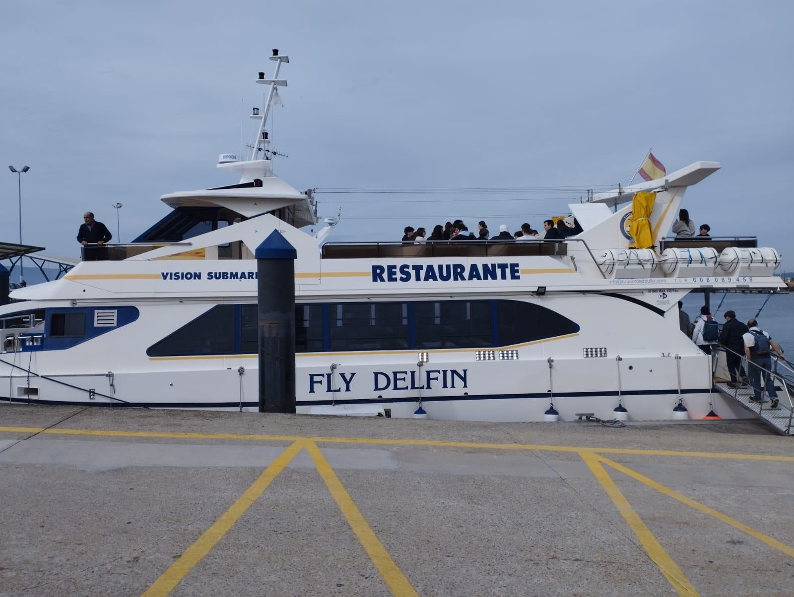Alumnos franceses en el catamarán "Fly Delfín" realizando la Ruta de los Mejillones por la ría de Arousa.