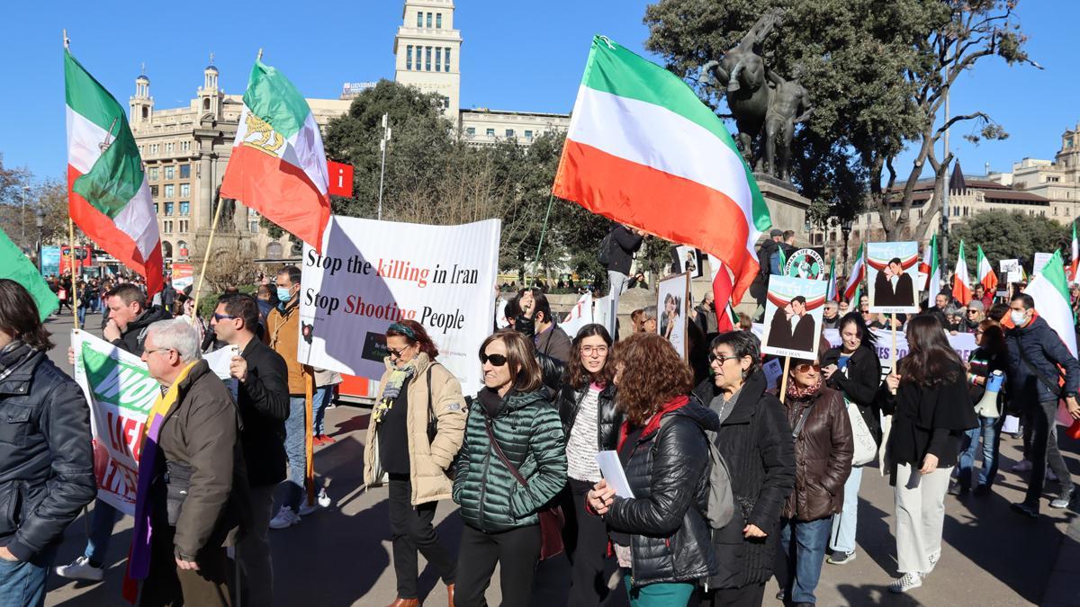 800 persones es manifesten a Barcelona pels drets humans a l’Iran