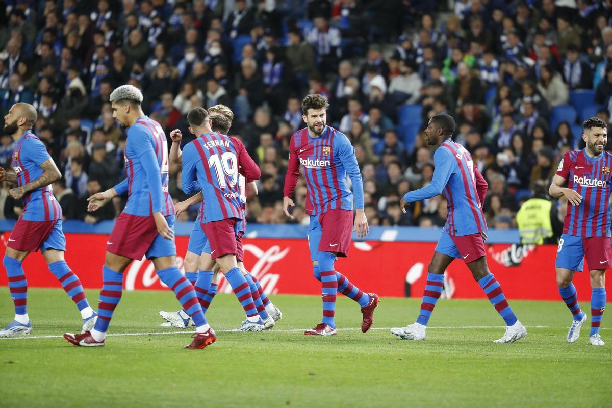 SAN SEBASTIÁN, 21/04/2022.- El defensa del FC Barcelona Gerad Piqué (3-d) celebra el gol ante la Real Sociedad, durante el partido de Liga en Primera División que disputan hoy jueves en el Reale Arena, en San Sebastián. EFE/Juan Herrero