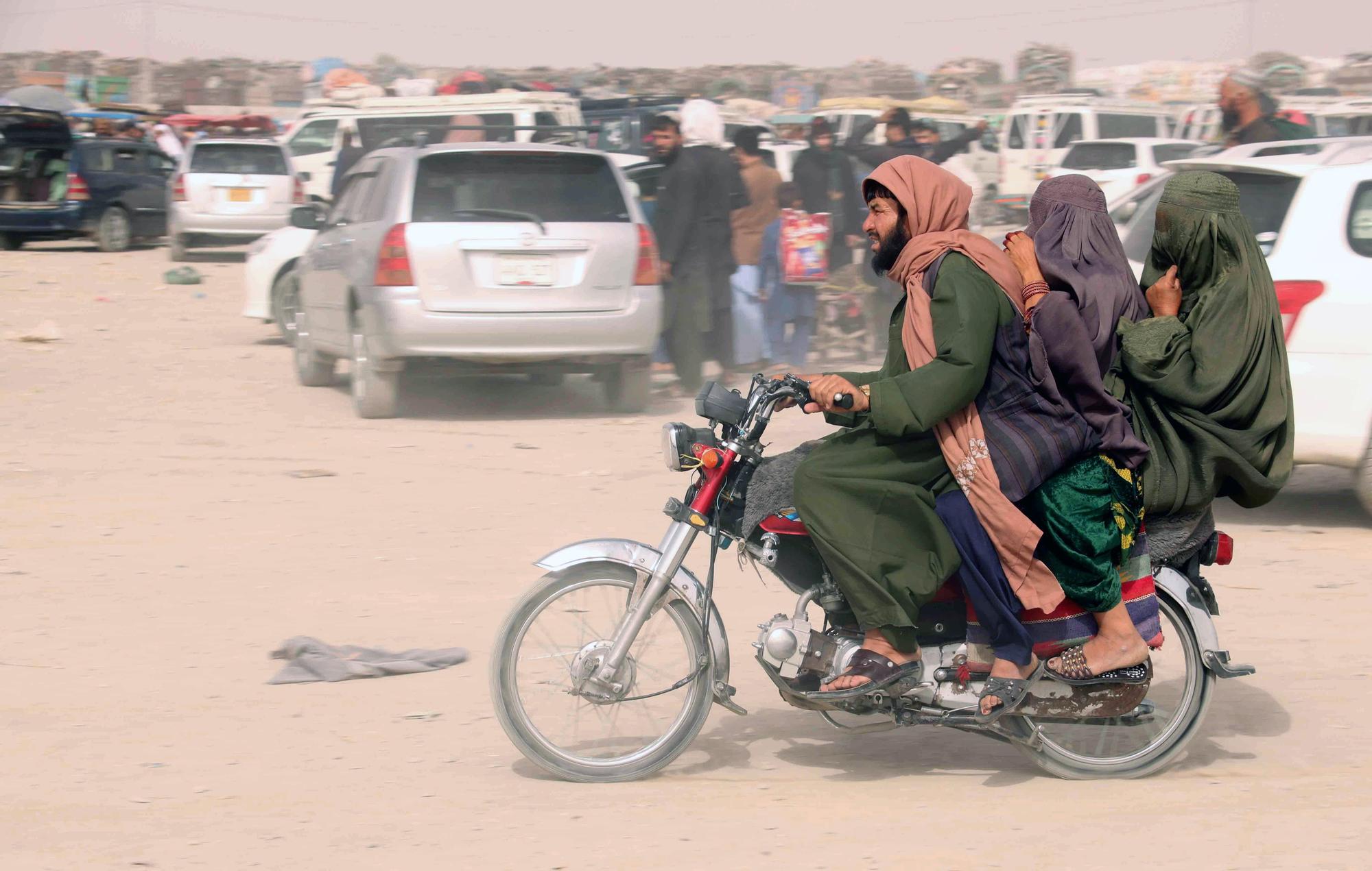 Miles de personas abandonan Kabul ante la llegada de los talibanes