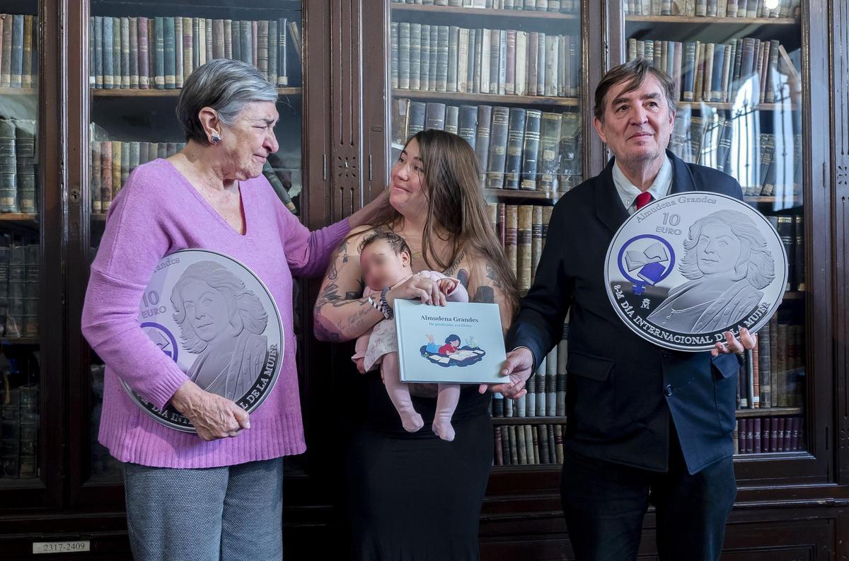 La tía de la escritora Dolores Grandes, la hija Elisa y la nieta Candela, y el director del Instituto Cervantes, Luis García Montero, en la presentación de la Moneda 8M-2026 en homenaje a Almudena Grandes.