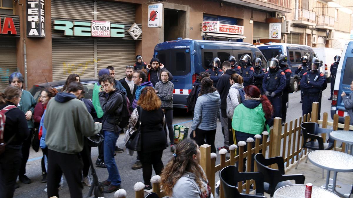 Mossos i membres de la PAH durant el desnonament d'una família a Lleida.