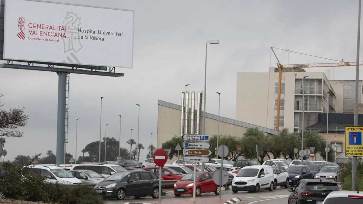 La falta de aparcamiento es un problema que acompaña al hospital desde hace años.