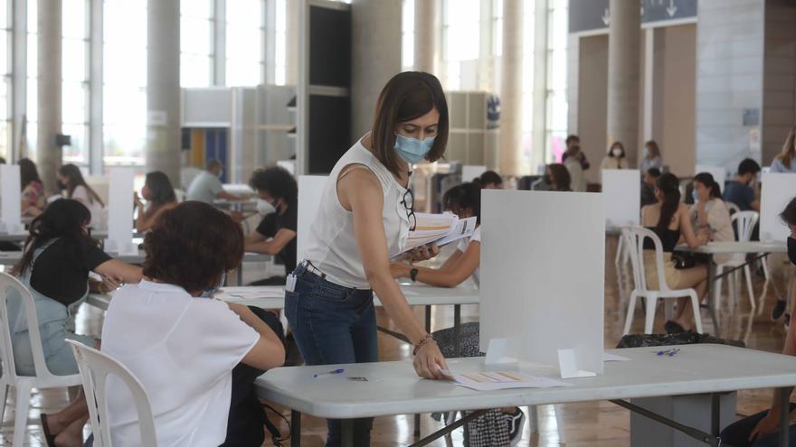 Más de 36.000 aspirantes se examinan en la &#039;macroconvocatoria&#039; del valenciano