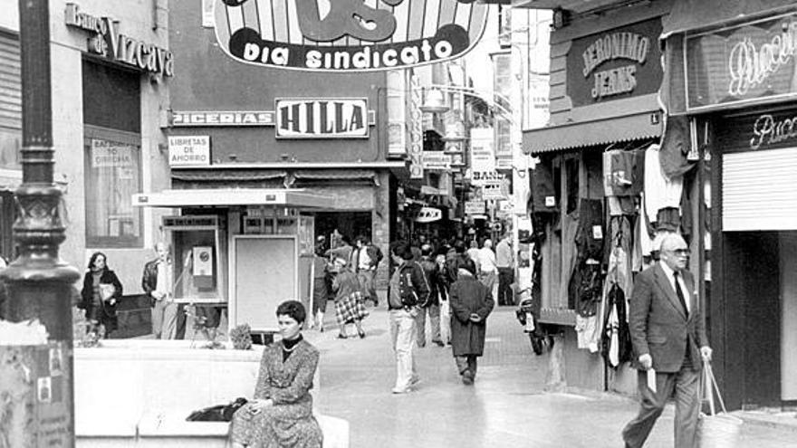 El nombre comercial de Vía Sindicato estaba antiguamente colgado en un cartel a ambos lados de la céntrica calle.