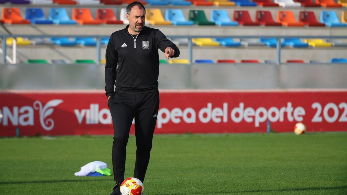 Juanma Barrero da instrucciones en un entrenamiento.