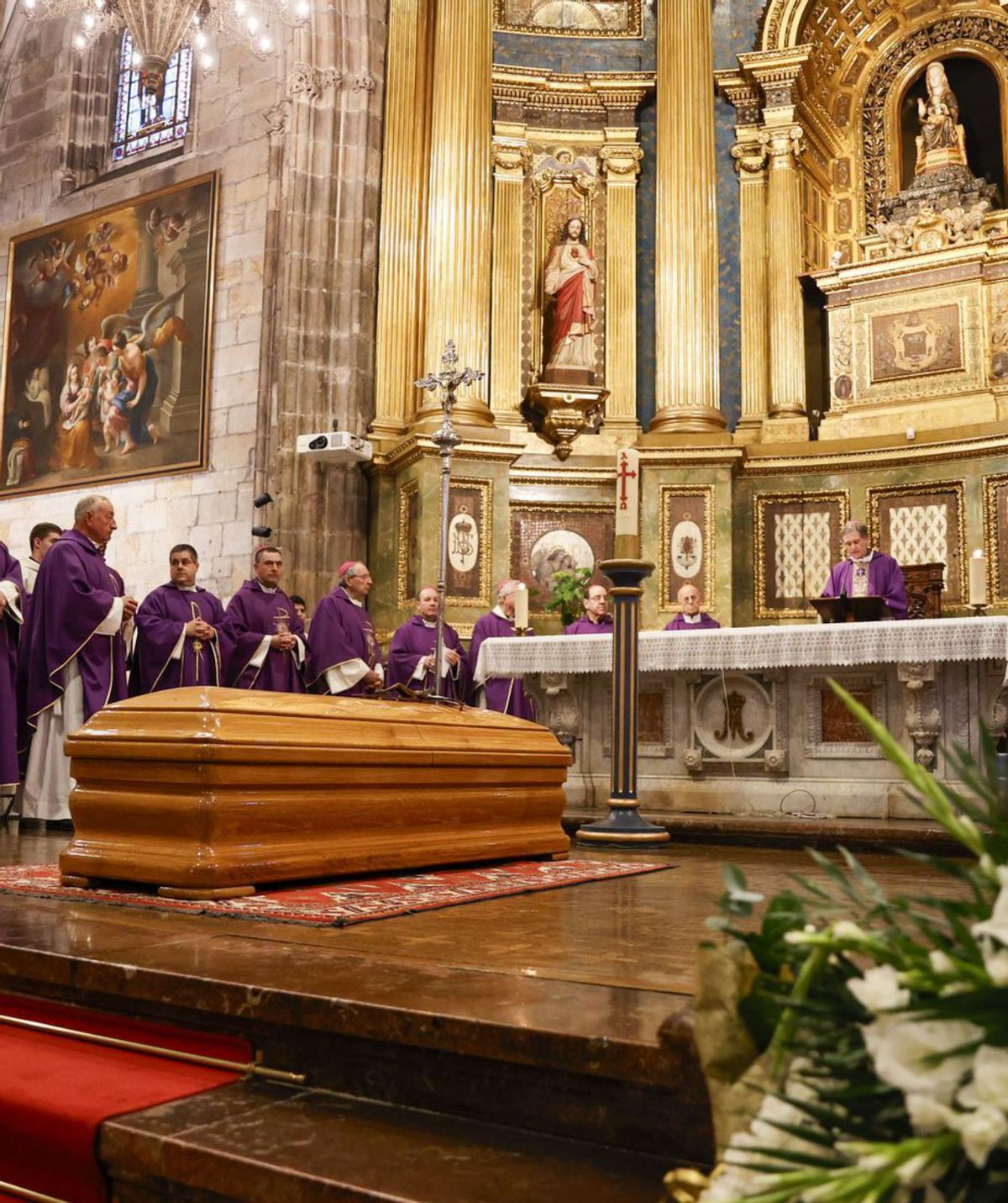 Un momento del funeral por Juan María Uriarte. | Luis Tejido - EFE