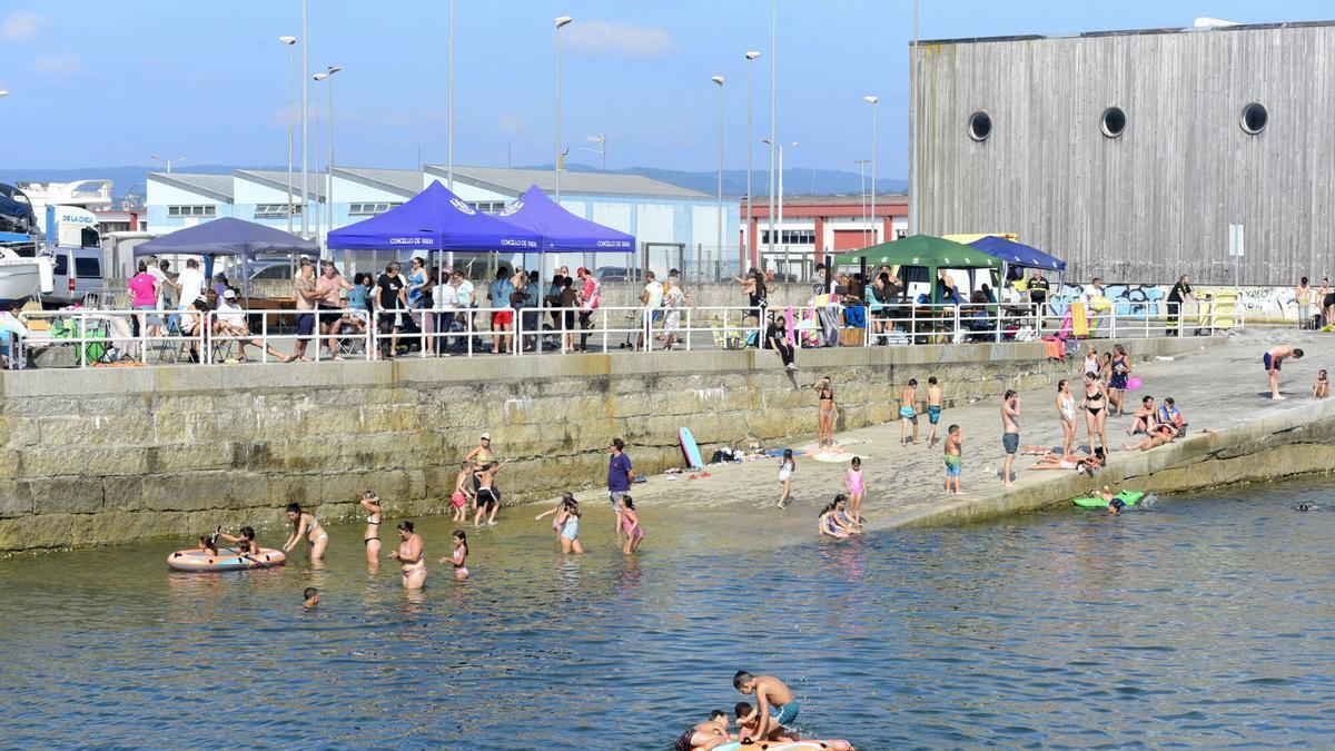 Jóvenes bañándose el pasado domingo en la rampa del puerto de Sada.
