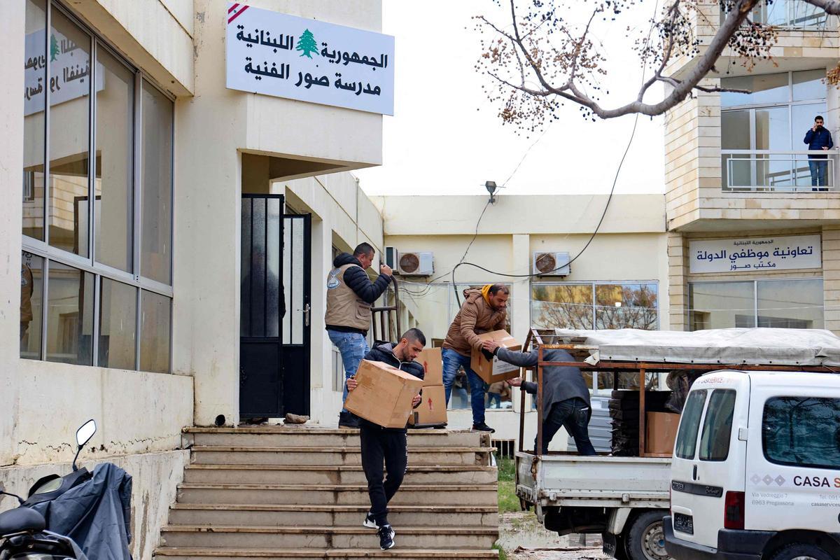 Voluntarios cargan cajas con donaciones para ser distribuidas entre los libaneses desplazados desde las poblaciones fronterizas con Israel, el pasado miércoles en Tiro.