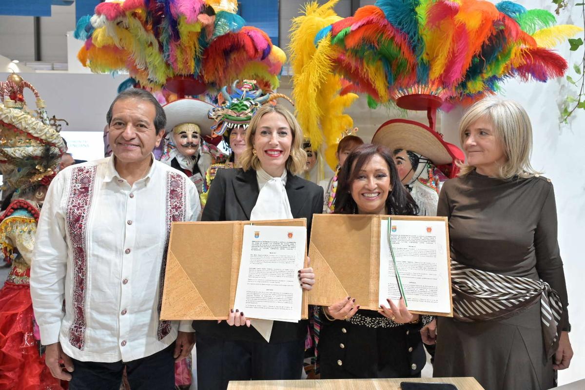 La presidenta de la Junta de Extremadura en funciones, María Guardiola, y la gobernadora del Estado Libre y Soberano de Tlaxcala, Lorena Cuéllar Cisneros, han firmado en el marco de la Feria Internacional de Turismo (Fitur), un memorando de entendimiento destinado a reforzar los lazos históricos, culturales y turísticos entre ambas regiones. El acuerdo nace del vínculo que une a Extremadura y Tlaxcala desde el siglo XVI, cuando ambas tierras quedaron conectadas por un proceso histórico de mestizaje. Este constituye la base cultural de buena parte de la identidad mexicana e hispanoamericana. Se trata de una relación histórica profunda y diferenciada, basada en una herencia cultural compartida que trasciende los habituales acuerdos de cooperación institucional.  A través de este memorando, ambas partes se comprometen a desarrollar iniciativas conjuntas en ámbitos como la investigación histórica, la protección y difusión del patrimonio, la promoción cultural y el turismo, así como a impulsar proyectos de crecimiento compartido vinculados a la economía cultural y creativa. El acuerdo contempla, además, la promoción de círculos comerciales que beneficien a los gestores culturales de ambos territorios. La firma del memorando se enmarca en la estrategia Extremestiza, con la que la Junta de Extremadura impulsa una proyección internacional de nuestra región, basada en la reivindicación de su papel histórico como tierra de encuentro y mestizaje entre Europa y América.  En este contexto, Tlaxcala se configura como un socio estratégico y natural para fortalecer una narrativa común y abrir nuevas vías de cooperación cultural y turística. Este acuerdo supone un paso relevante para posicionar a Extremadura como un actor activo en la construcción y difusión del patrimonio histórico compartido con América, reforzando su presencia en el espacio cultural hispanoamericano.