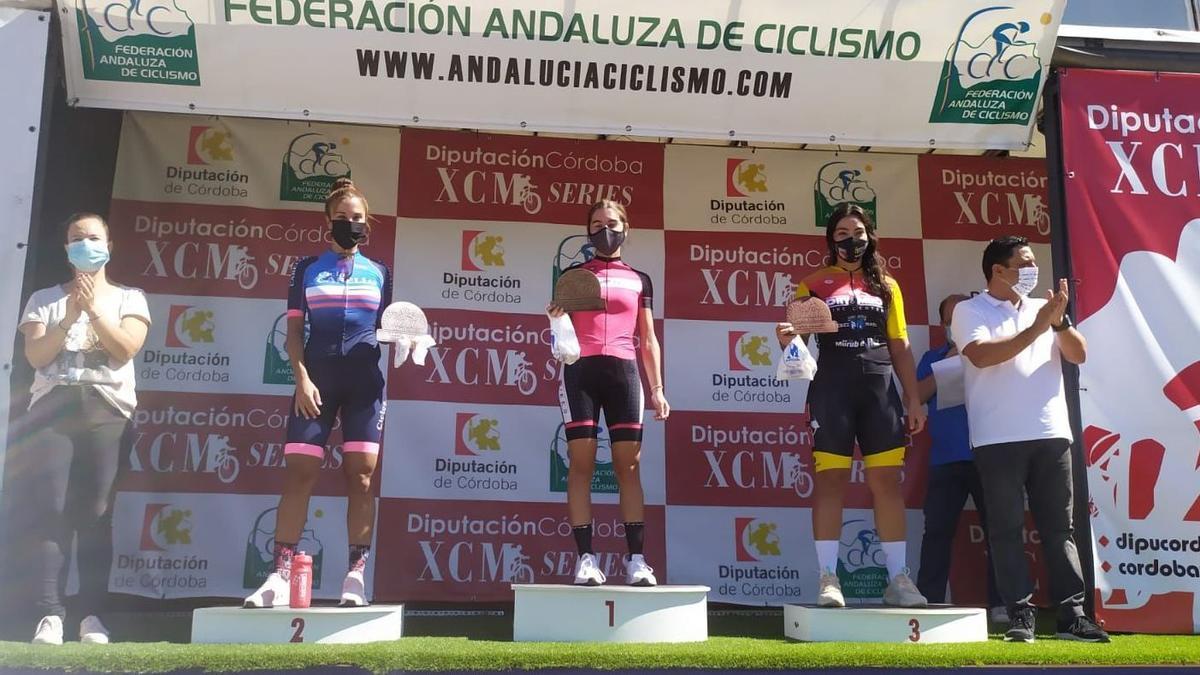 Belén Ortega, primera por la izquierda, en el podio de la categoría élite femenina de la MTB Villa de Montemayor.