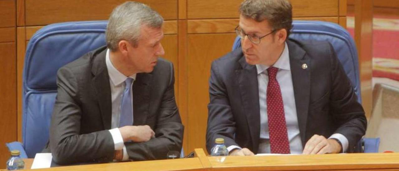 Alfonso Rueda y Alberto Núñez Feijóo, hablando en el Parlamento. // X. Alvarez