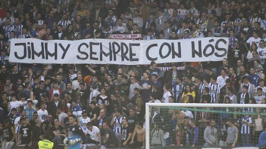 Pancarta en homenaje a Jimmy, en la grada de Maratón Inferior, durante un partido en Riazor.