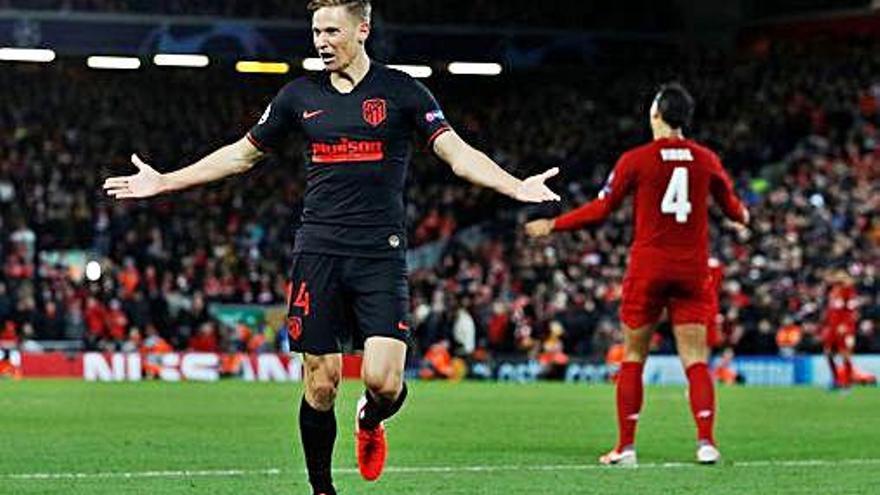 Llorente celebra uno de sus dos goles de ayer que clasificaron al Atlético de Madrid contra el Liverpool.