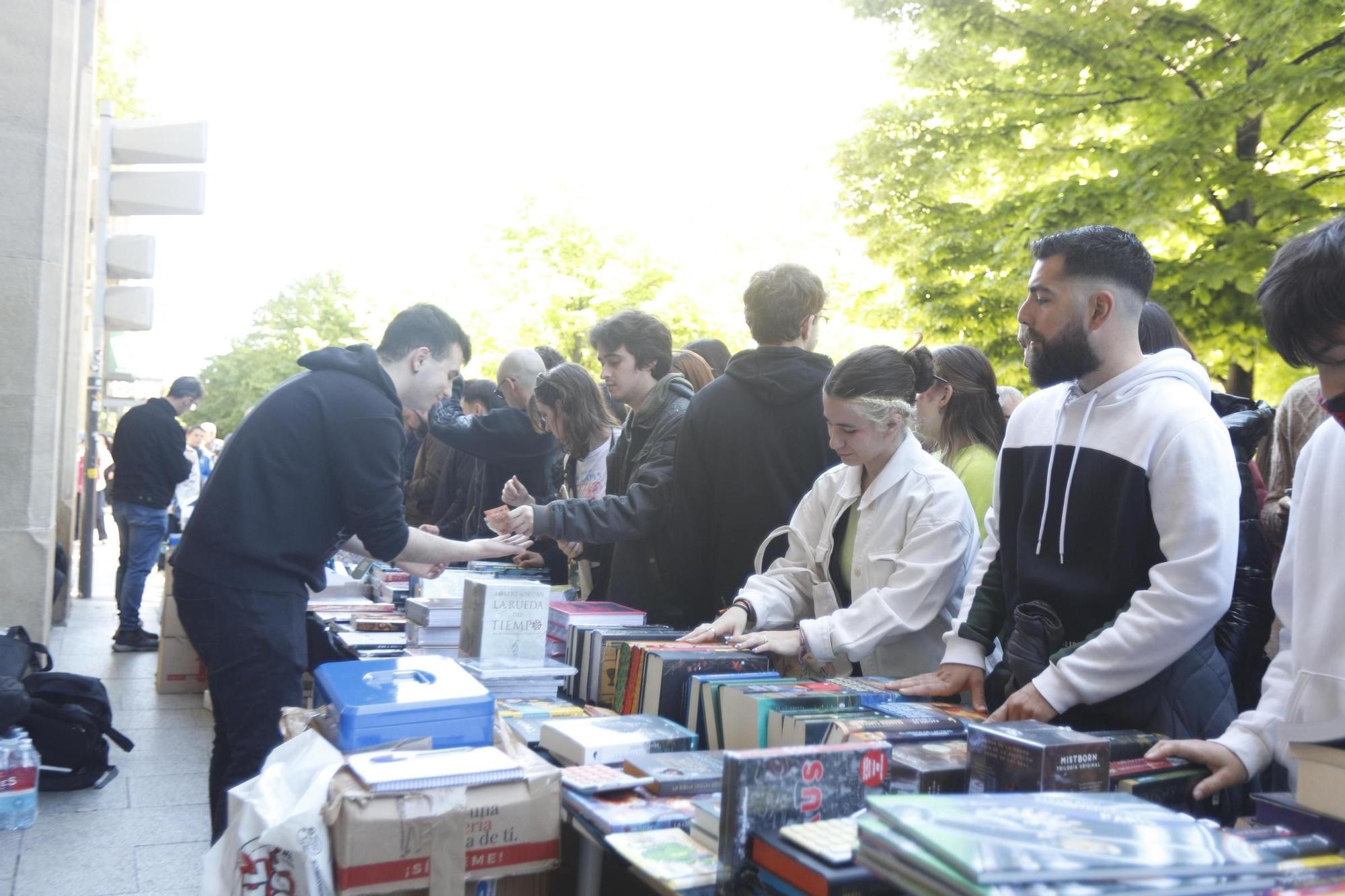 En imágenes | Multitudinario Día del Libro en el centro de Zaragoza