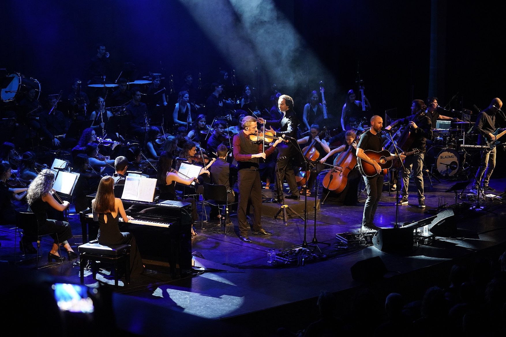 La celebració del desè aniversari del grup omple l'Auditori de Girona