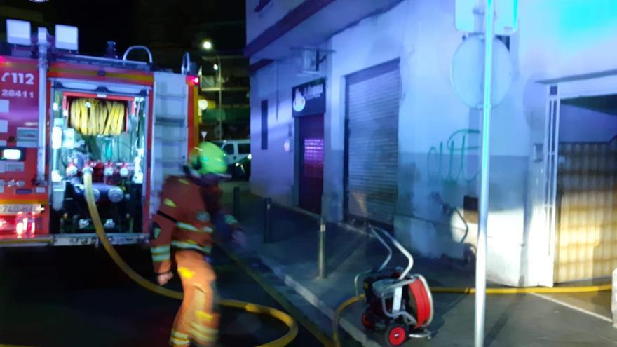 Una mujer atendida en el hospital tras el incendio de una vivienda en Gandia