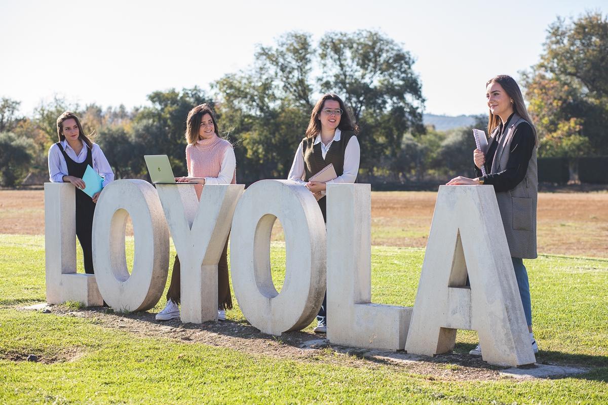 Alumnas de la Universidad Loyola.