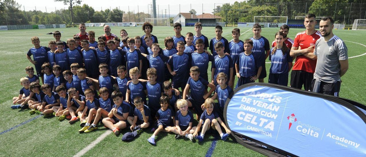 Participantes en el campus de la Fundación Celta, ayer, en las instalaciones de fútbol de Lalín.