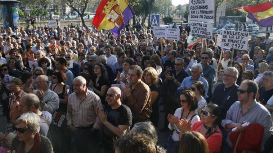 Centenares de personas se concentraron ayer en el Palacio de Justicia para mostrar su apoyo al juez Baltasar Garzón