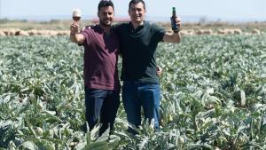 Pedro Madorran y Carlos Orta, fundadores de CachoBeer, una cerveza con sabor a alcachofa.